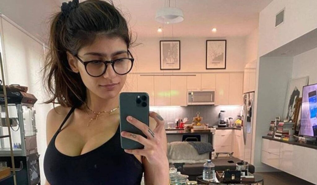 Mia Khalifa (5)